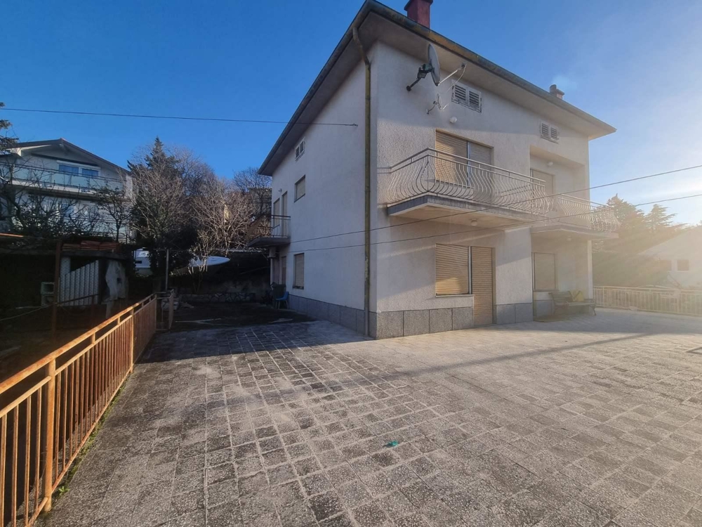 Bútorozott ház sok hellyel