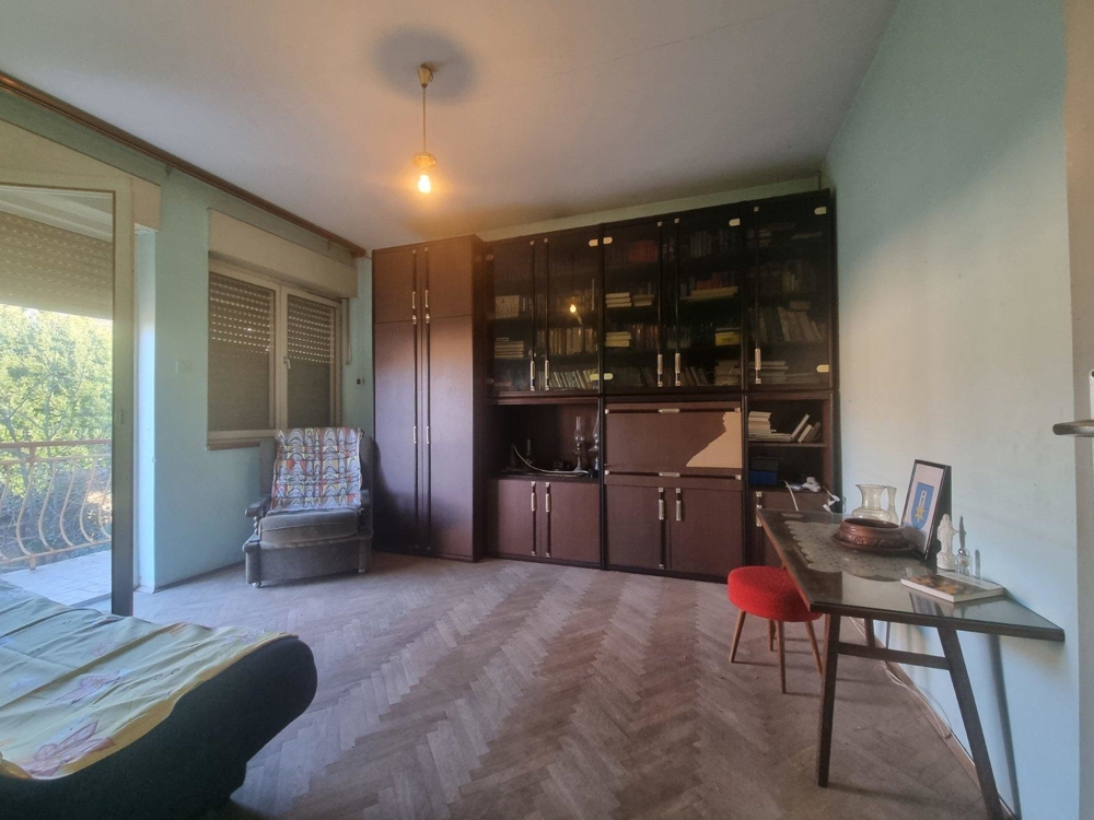 Tömegközlekedés, ház a városban