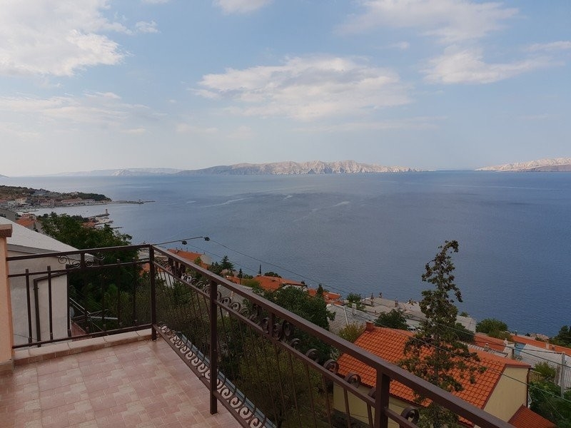 Vendégház tengerre néző kilátással és a főépülettel