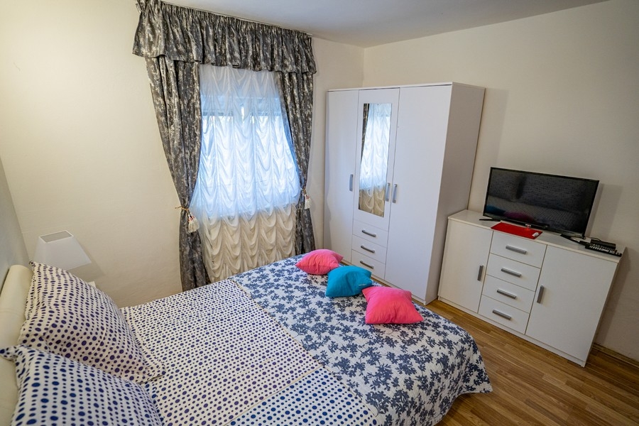 Tágas ház nagy terasszal és grillezővel