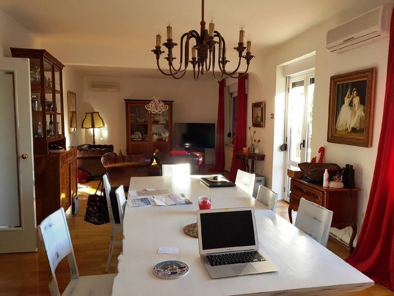 Tágas ház nagy terasszal és grillezővel