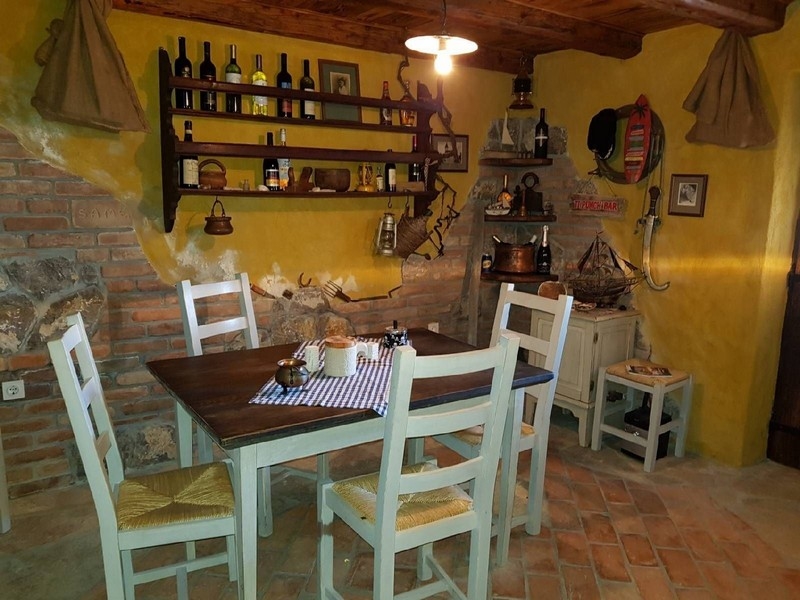 Ház zöldellő kerttel és pálmafákkal