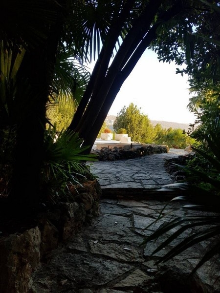 Ház sétányon megközelíthető