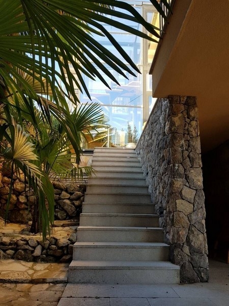 Családi ház remek helyen, medencével és zöldövezettel