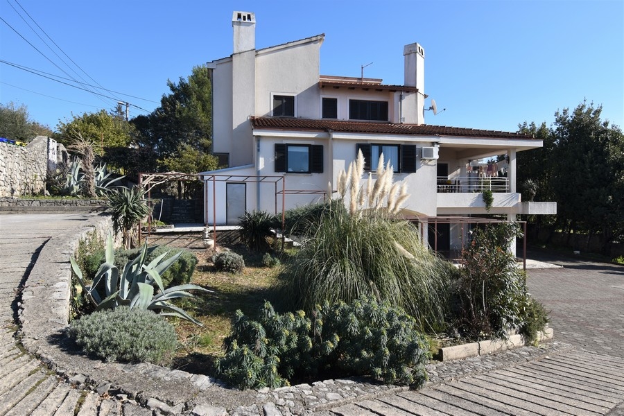 Apartmanház tengerre néző panorámával