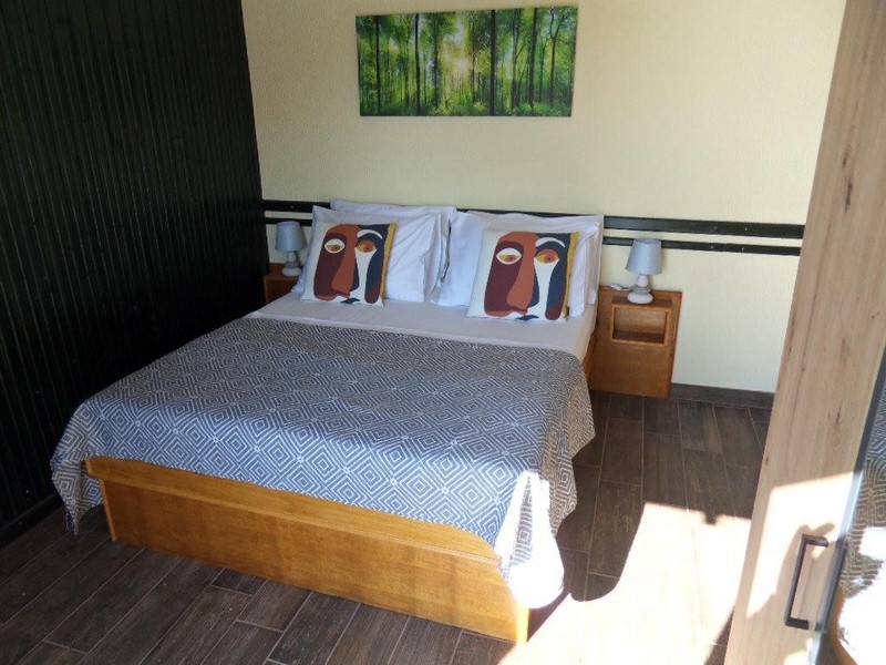 Megint a franciaágy a hálószobában.