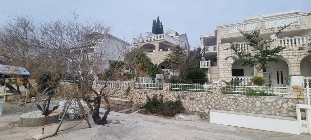 Ház elölnézetben.