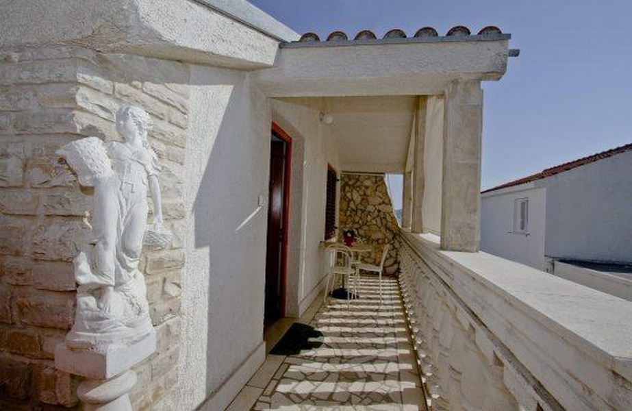 Terasz és bejárat.