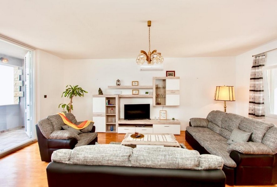 Vásároljon apartmanházat közvetlen tengerparti fekvéssel Horvátországban, Közép-Dalmáciában