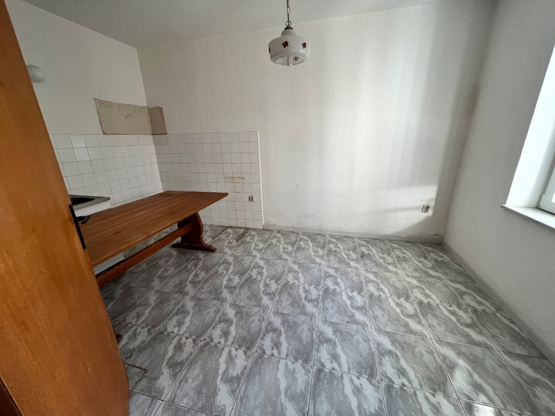 Felújításra szoruló belső tér.