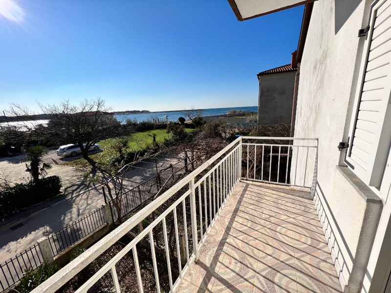 Tengerre néző kilátás a H2438 ház második emeletéről, Isztria, Horvátország.