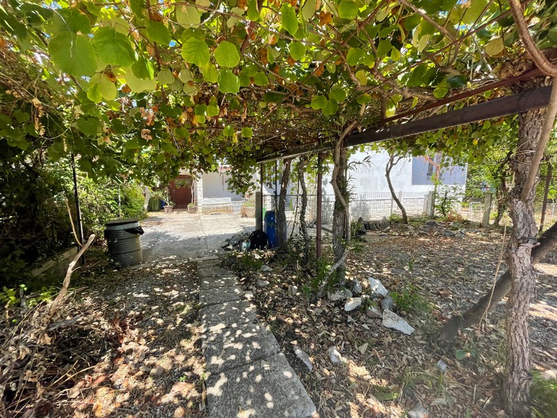 Kert és fedett parkoló.