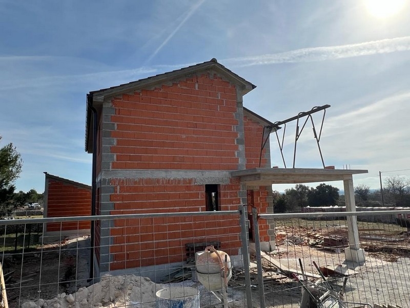 A H2441 ingatlan héja Vrsiben, Horvátországban.