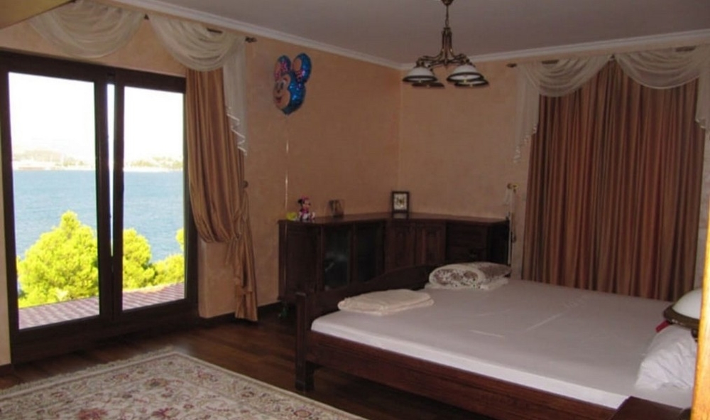 Tengerre néző hálószoba.