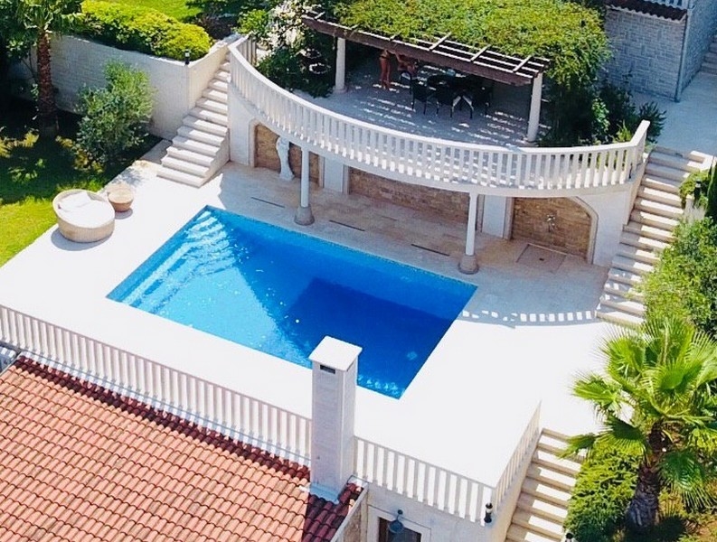 A horvátországi Ciovo szigeten eladó H2444 ingatlan úszómedencéje és napozóterasza.