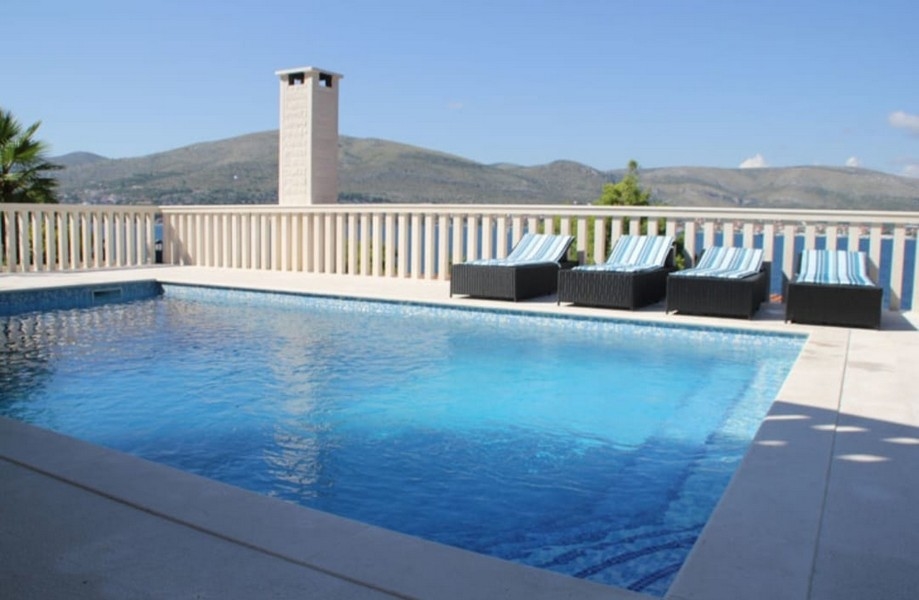 A H2444 villa medencéje Horvátországban - Panoráma cserkészet.