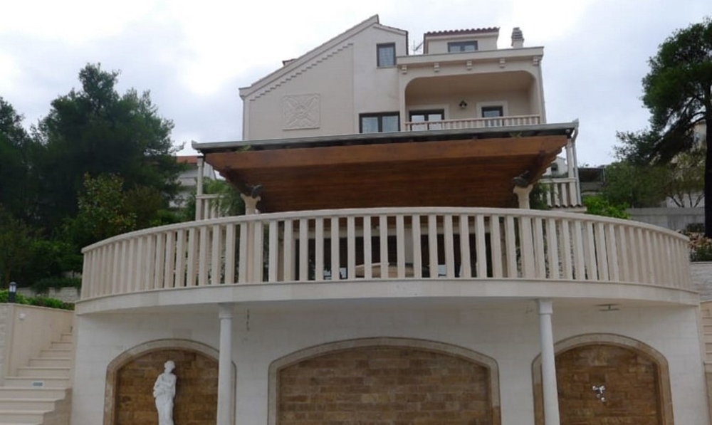 Villa H2444 elölnézetben.