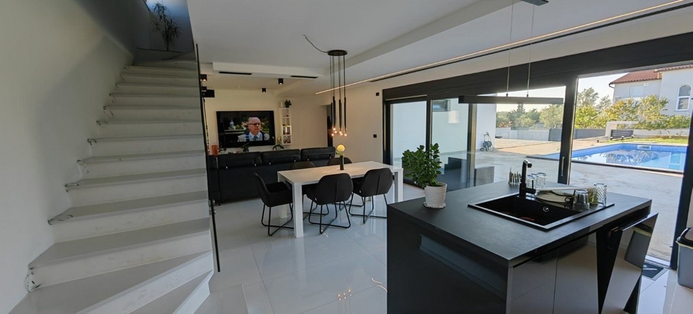 Nappali és kilátás a felső emeletre vezető lépcsőre.