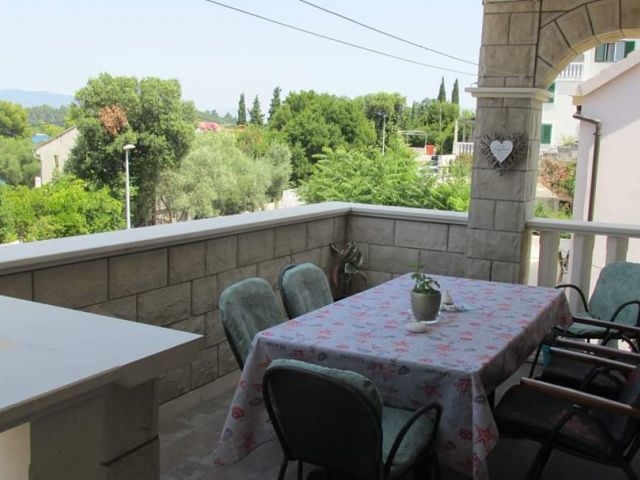 Erkély, kilátással a zöldre és a tengerre