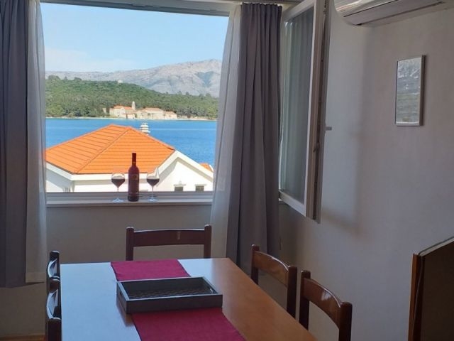 Panorámás kilátás a tengerre az étkezőből