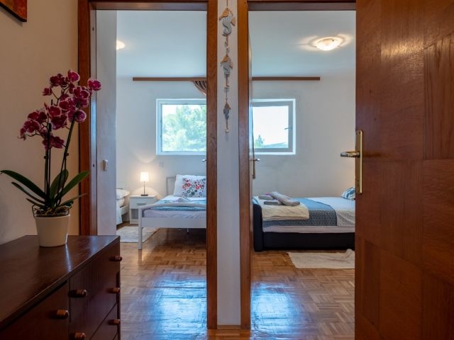 Világos apartmanház mindössze 40 méterre a tengertől