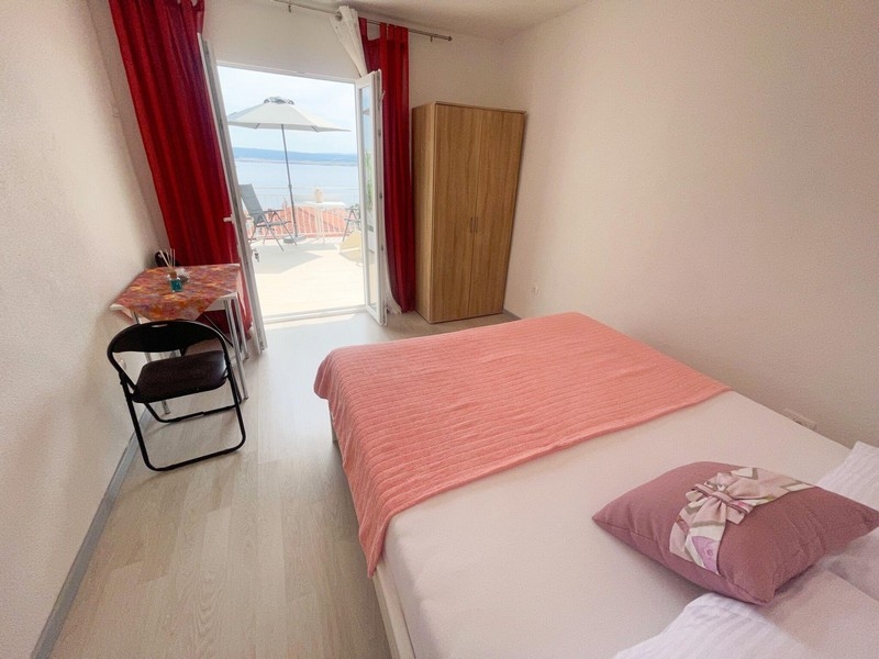 Tengerre néző hálószoba