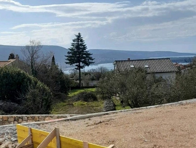 A horvátországi Krk szigeten eladó H2469 ingatlan építkezéséről a tengerre.