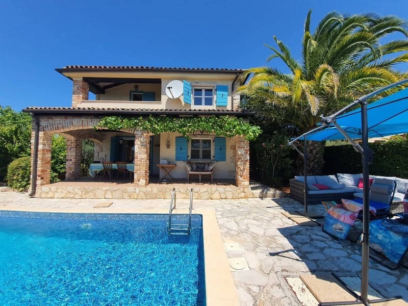 Mediterrán kert pálmafákkal