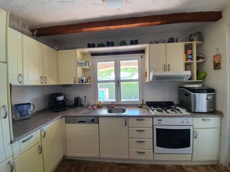 Teljesen felszerelt, világos konyha