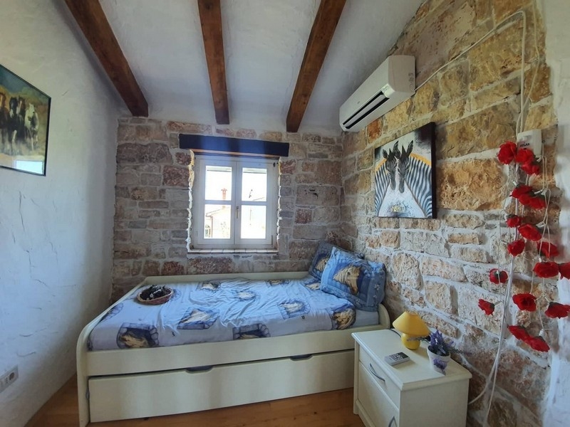 Hálószoba ablakkal