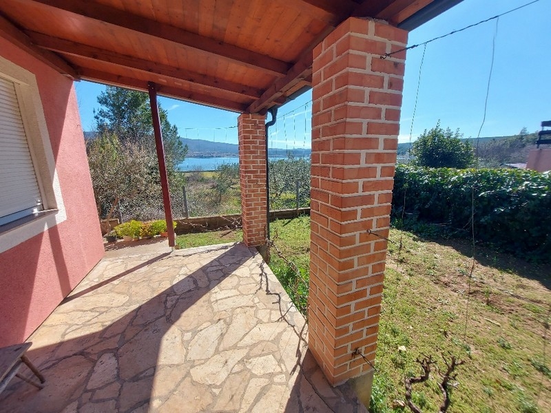 Tengerre néző terasz a H2488-as házhoz, amely eladó Pridragában a Karinsko More-n.