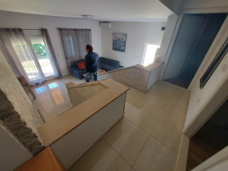 A H2488-as ingatlan hangulatos lakóterülete a horvátországi Pridraga városában.