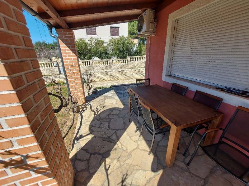 Étkező a ház fedett teraszán.