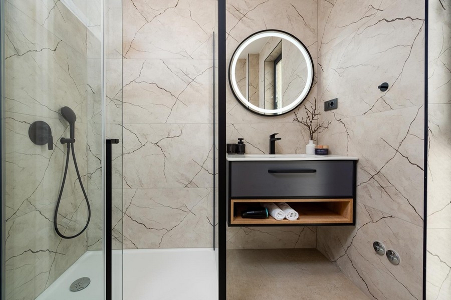 Modern fürdőszoba egy új épületben