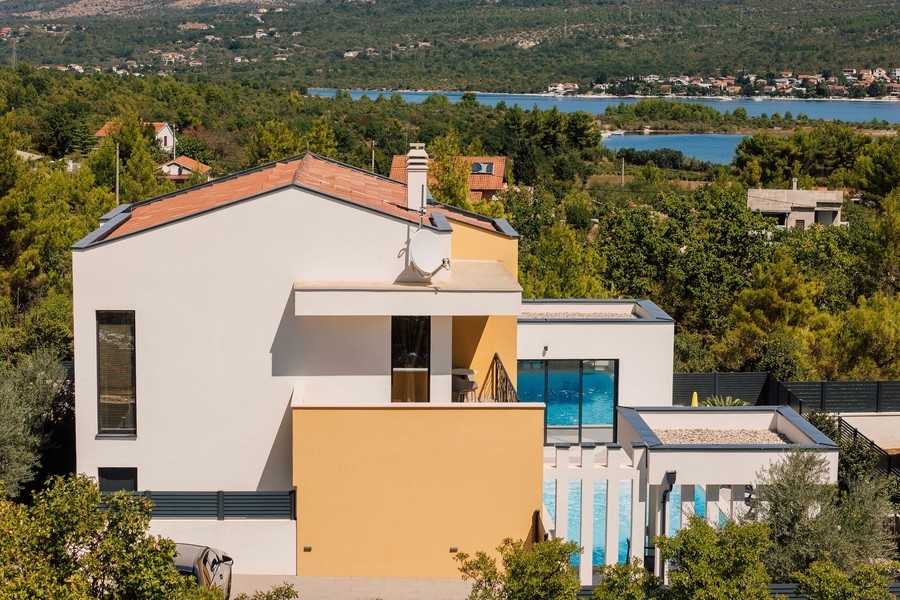 A villa hátsó oldala kilátással a tengerre