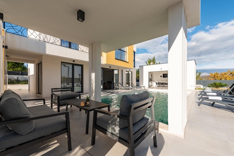 A H2489 villa héja.