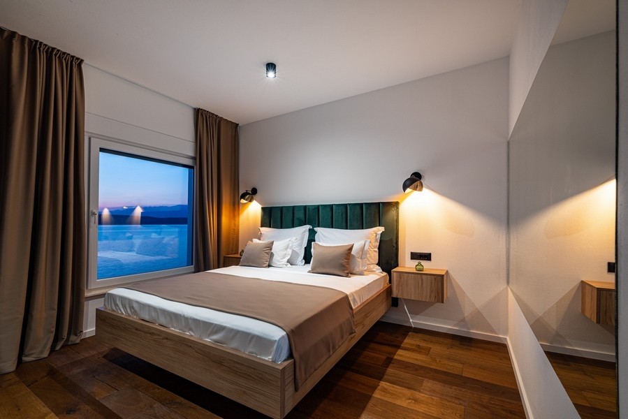 Hálószoba kényelmes franciaággyal.