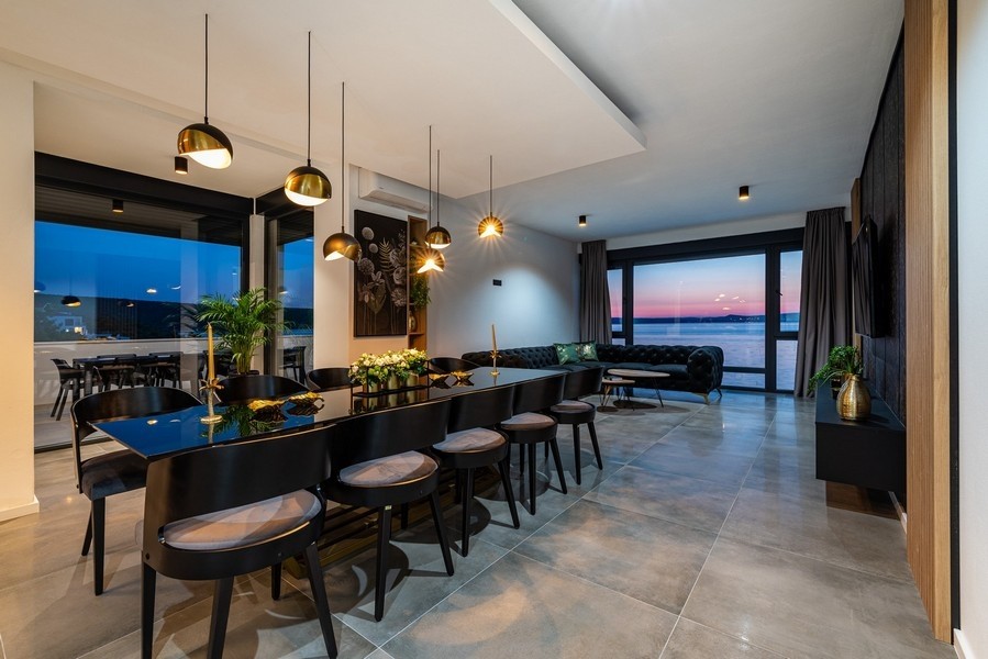 Nagy étkezőasztal modern luxusvillában Horvátországban - Panorama Scouting H2494.