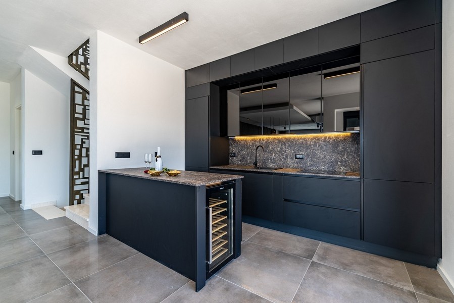 A H2494 ingatlan modern konyhája, Horvátország - Panorama Scouting.