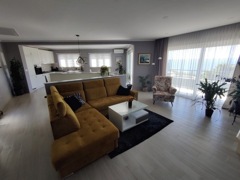 A Villa H2498 nappalija Makarskában, Horvátországban - Panorama Scouting.