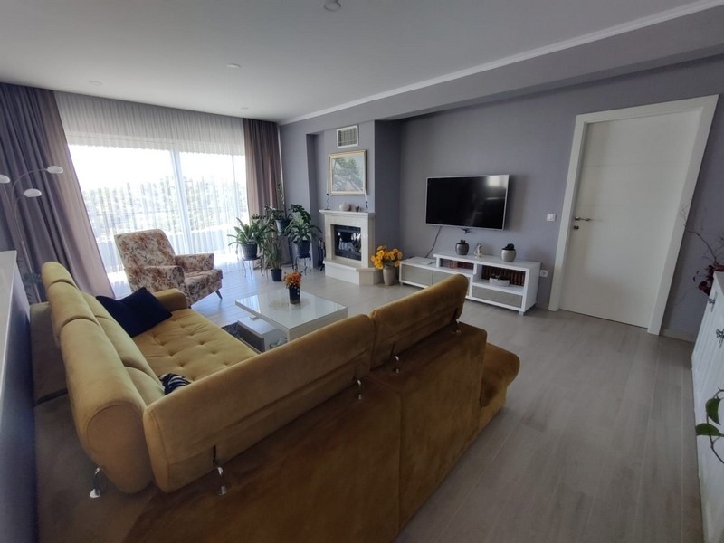 Nagy kanapé és kilátás a TV-re.