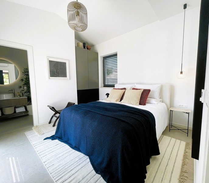 Kilátás a tetőtéri szobába, jelenleg kagyló állapotú.