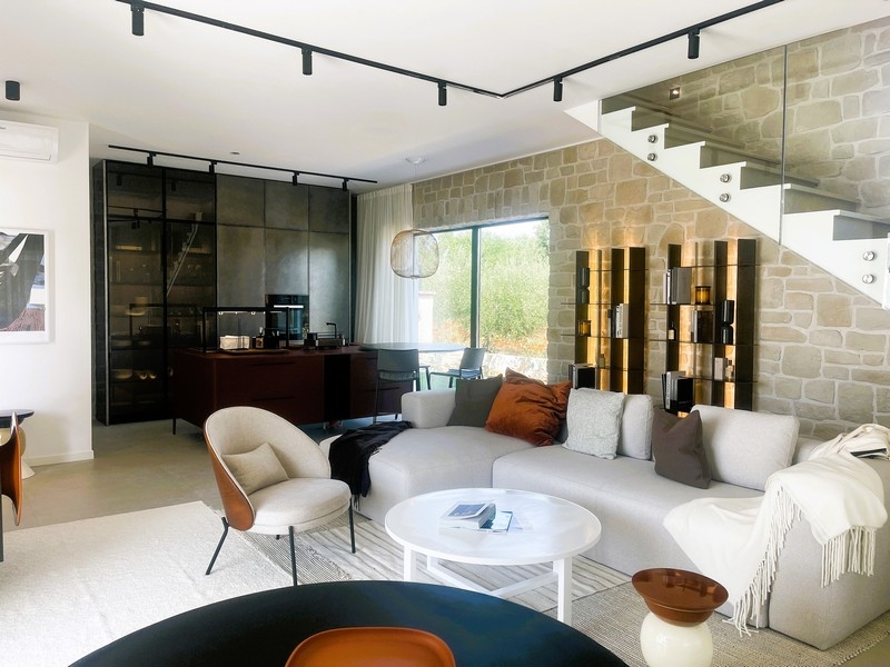 A H2508-as ház teraszáról kilátás nyílik a tengerre, ami eladó Isztria/Horvátország területén.