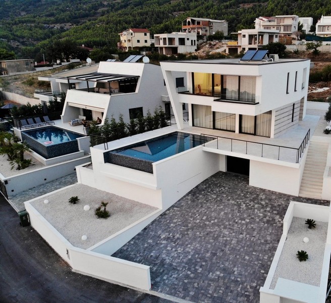 Étkező, kilátással a végtelenített medencére és a tengerre Horvátországban