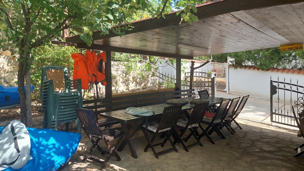 Ház nagy kerttel, medencével és terasszal