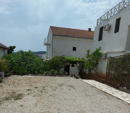 Bérház 5 parkolóhellyel