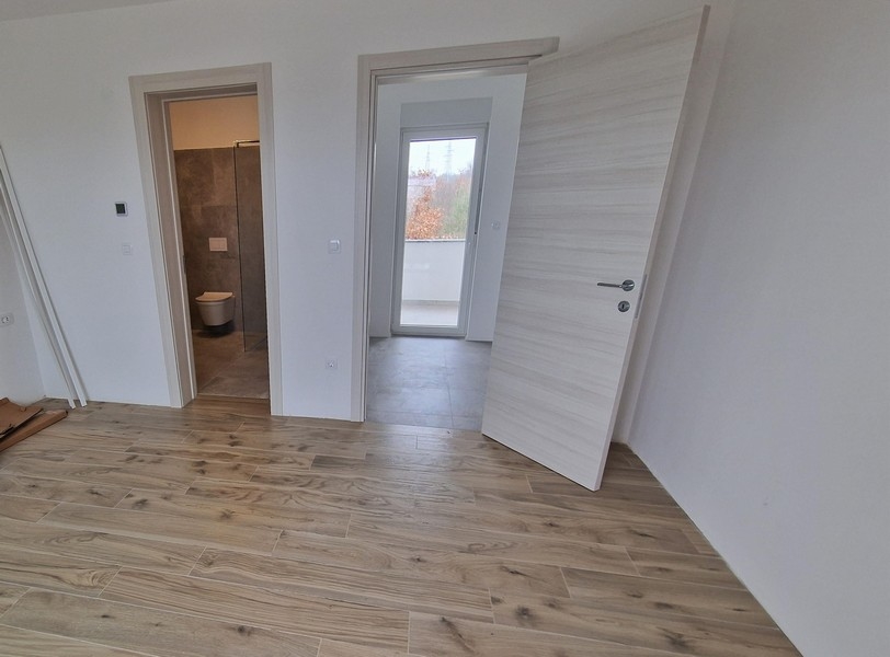 Szoba és kilátás a WC-re a földszinten