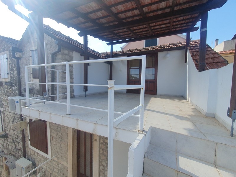 Bútorozott ház központi helyen