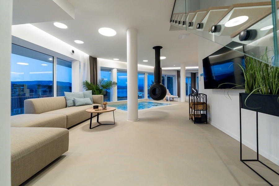 Kiváló minőségű konyha minimalista stílusban a Villa H1982-ben Hvar szigetén (Horvátország).