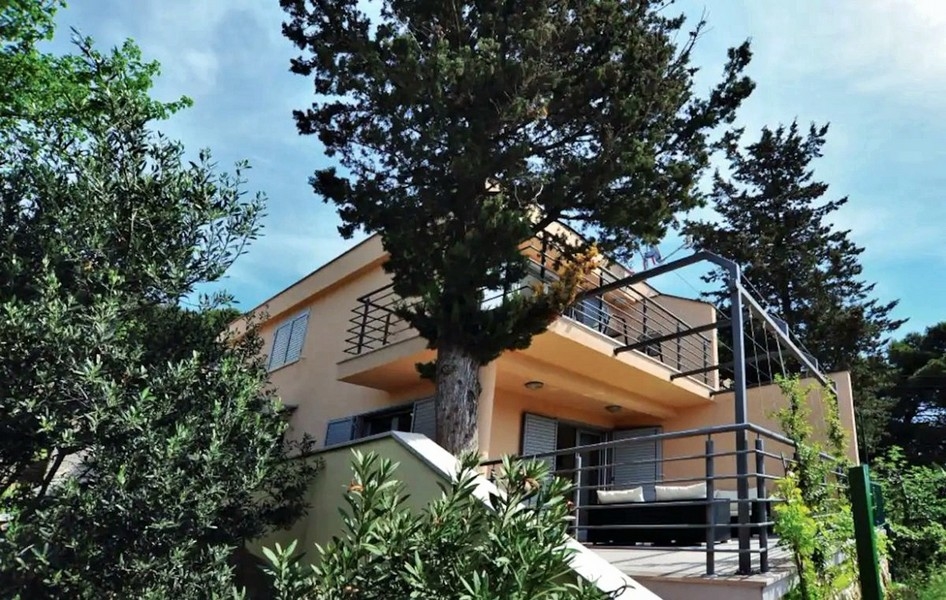 Ház Tisnóban, Horvátországban - Elülső kilátás terasszal.